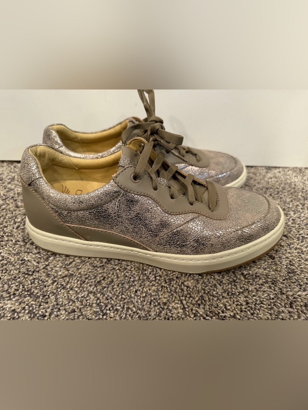 Dansko Women's Josey sneakers in Taupe Metallic size 39 EUC